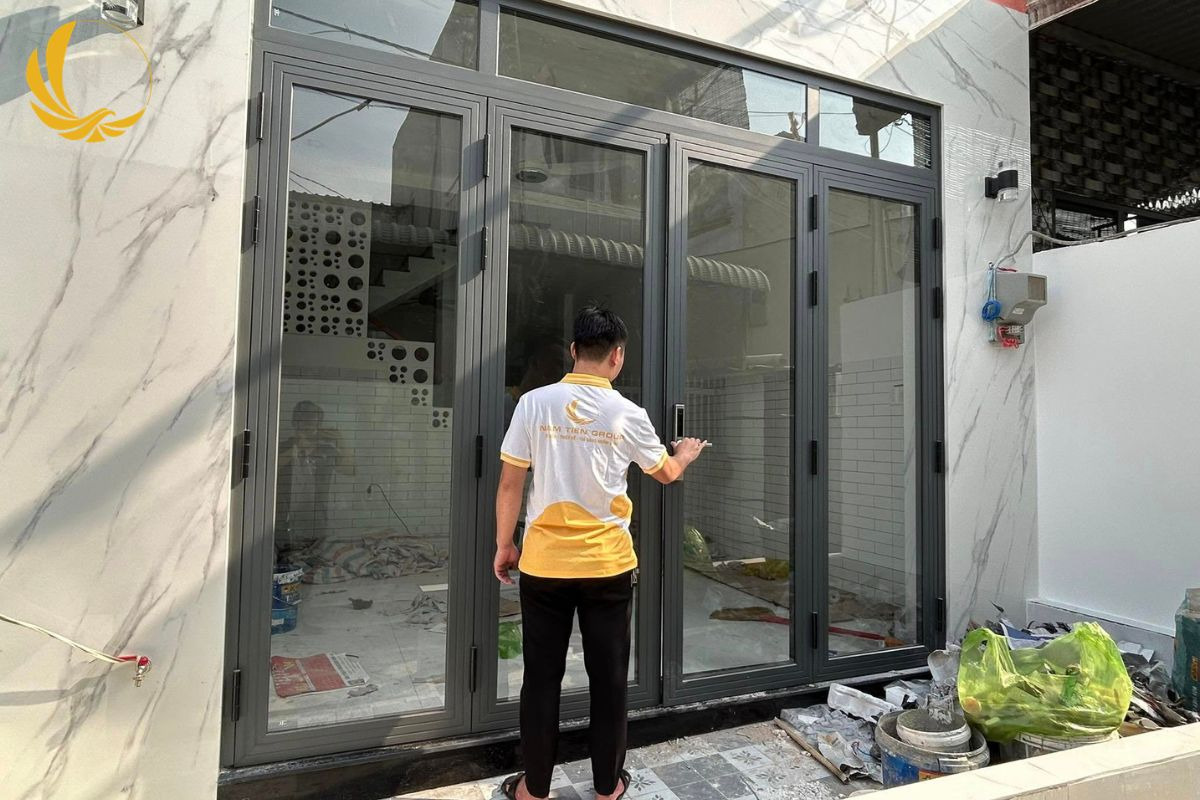 Tại sao nên tin chọn Nam Tiến Window thi công cửa đi