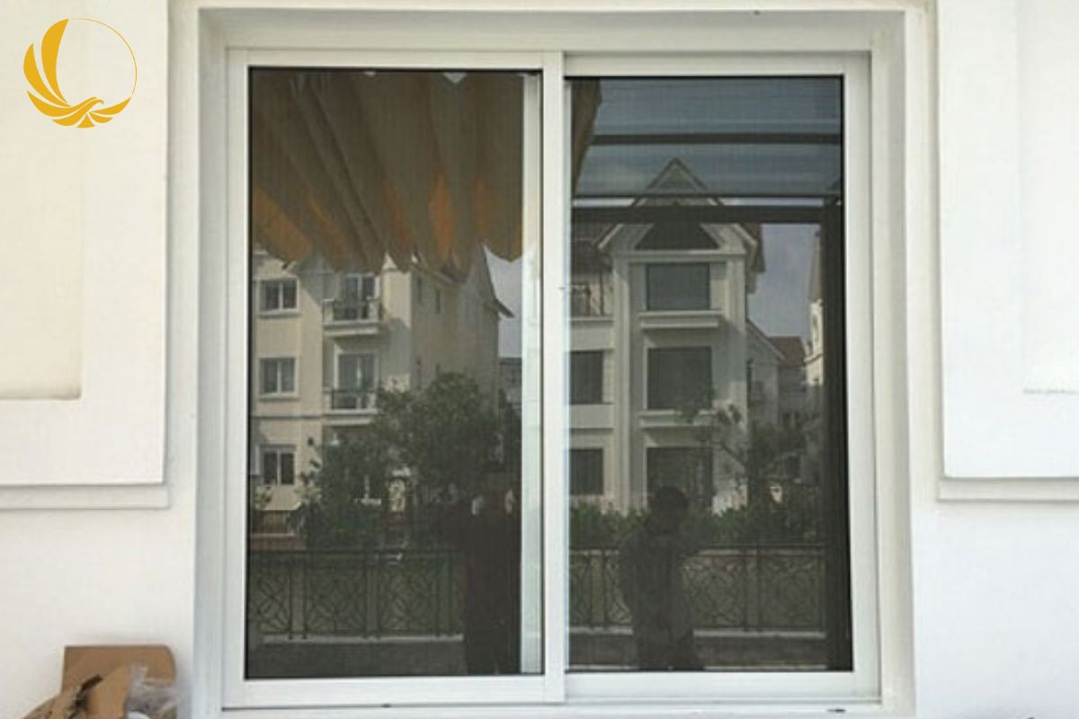 Cửa sổ 2 cánh mở hất màu trắng sứ thanh lịch, tối ưu ánh sáng cho phòng khách